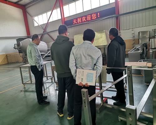 濟南寵物食品加工廠薛總一行來公司考察真空滾揉機擠出機等(圖1) 濟南寵物食品加工廠薛總一行來公司考察真空滾揉機擠出機等(圖1)